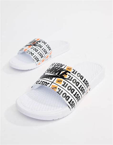 Nike – JDI Benassi – Weiße Schlappen mit Print, 